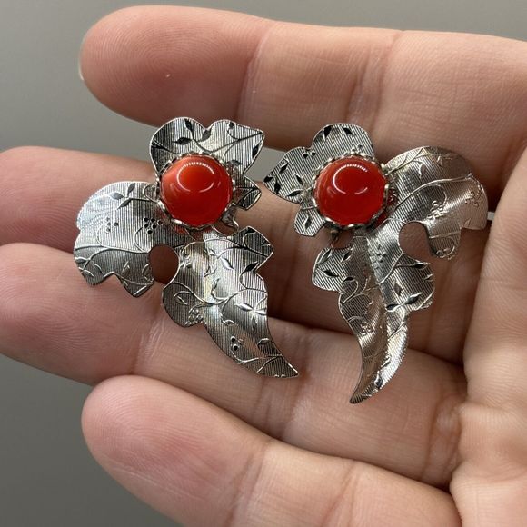 Vintage Silver Tone Grape Leaf Clip On Earrings w/ Red Cabochon Stones - Picture 4 of 7